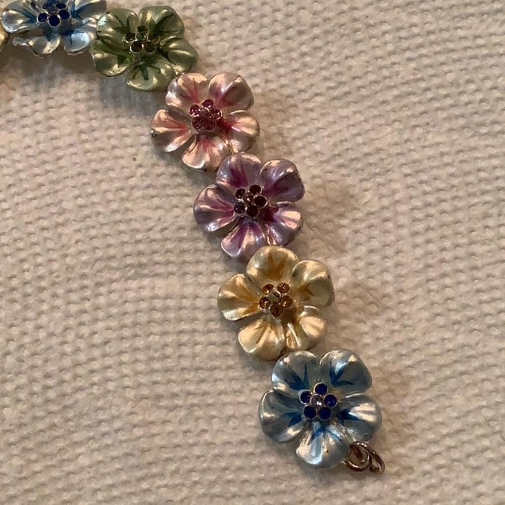 Silver tone different color flowers with crystals in the center bracelet - Picture 2 of 5
